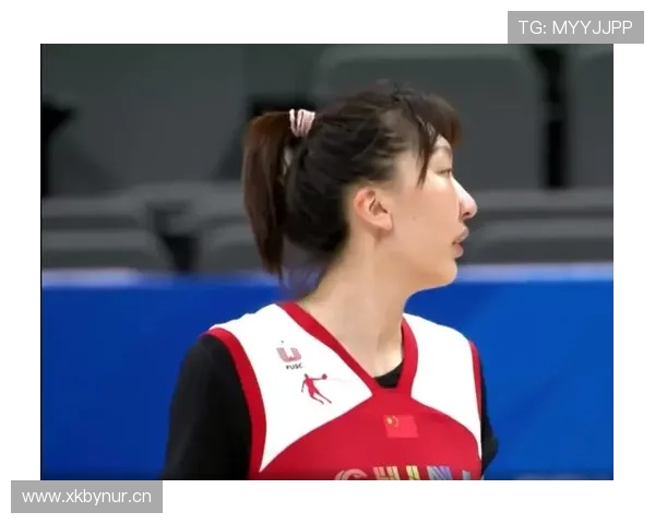 韩旭街拍：篮板女王下班后像穿错片场，包比我家房租还显摆